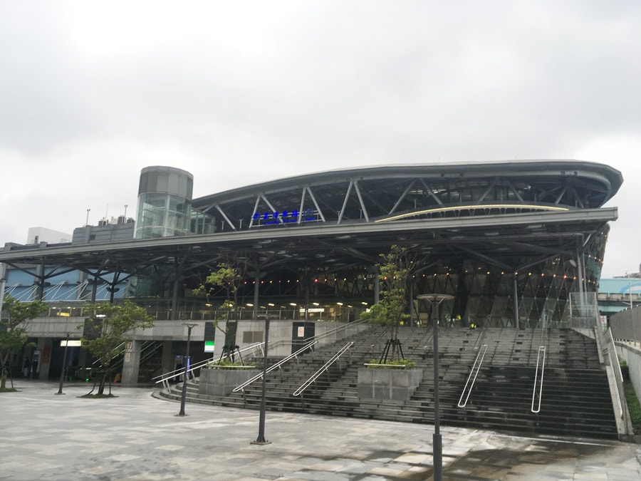 基隆駅外観。スタイリッシュな建築様式の近代的な駅舎に生まれ変わりました。