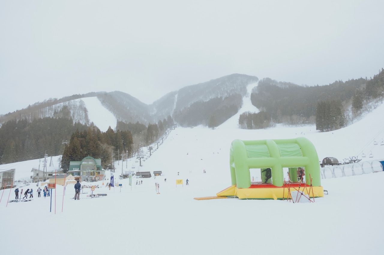 さまざまなコースが選べる野沢温泉スキー場は初級者からプロフェッショナルまで楽しめる。
