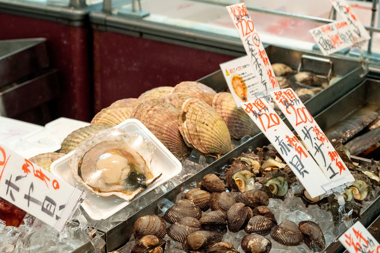 貝類も豊富に並ぶ。