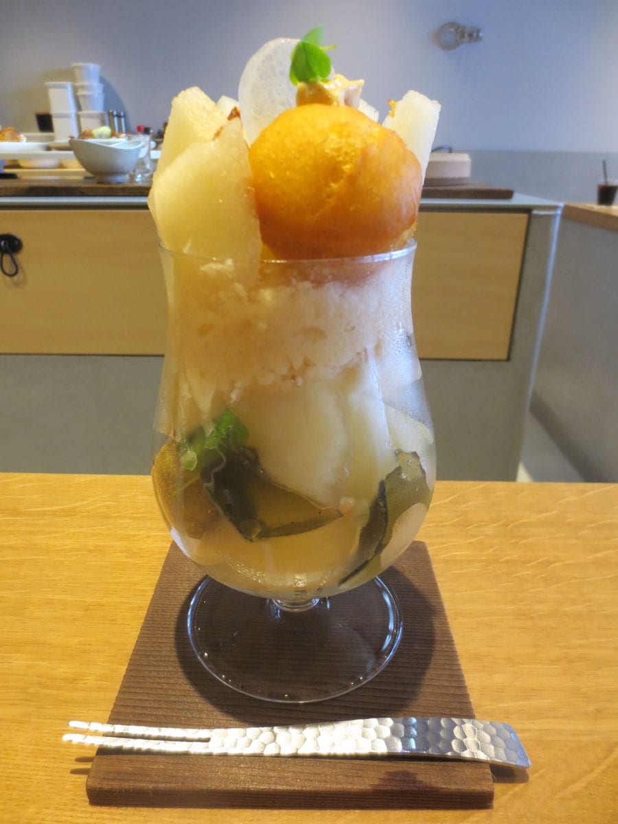 「パフェ／新甘泉／くみ上げ湯葉／琥珀糖」2,500円。ドリンク2杯付き。(９月中旬で終了)梨にカルピス味を含ませたり、ベニエにらっきょうのクリームをサンドしたり、上に八角のクリームをのせたり。飾ったグリーンはカタバミ。驚きがいっぱい！