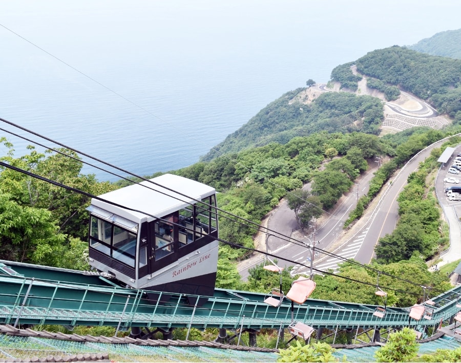 山頂公園の駐車場からリフトまたはケーブルカーに乗って、天空のテラスへ。©(株)レインボーライン