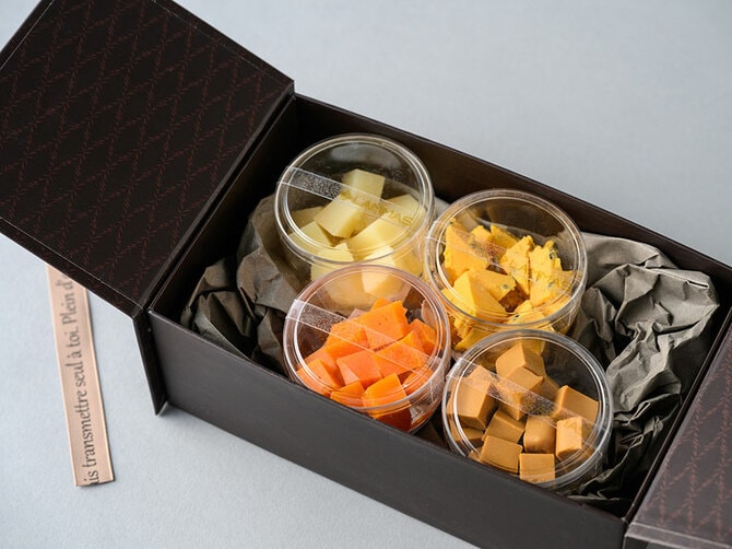 アソート チーズ 900～1,000円（1パック）。4パック以上購入で50円引き。ボックス代400円。