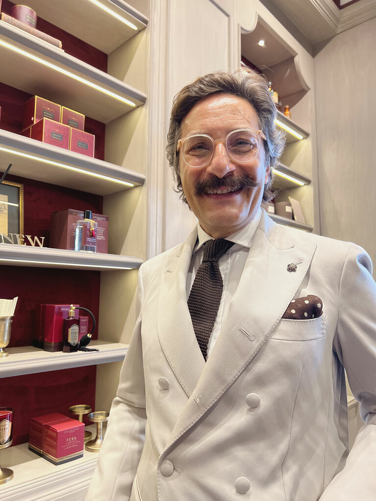 ショップのインテリアをデザインしたセルダル・ギュルギュンさん。