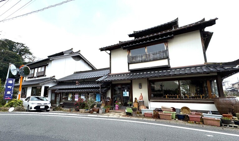 「湯町窯」は、玉造温泉街から車で5分ほど。