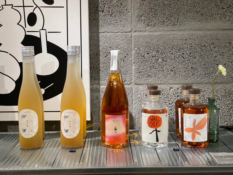 ボトルもお洒落！　左が茶米酒、右が仃杉蒸餾紅茶酒。