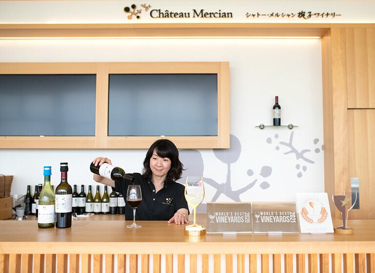 館内では12種類前後のワインがテイスティングできる。300円～。