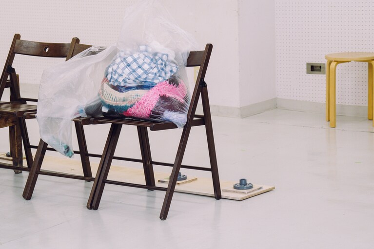 「忘れられてしまった記憶へ目を向けたい」ポッドキャスト演劇に挑戦するロロ・三浦直之が新作『まれな人』にかける思い。稽古風景。