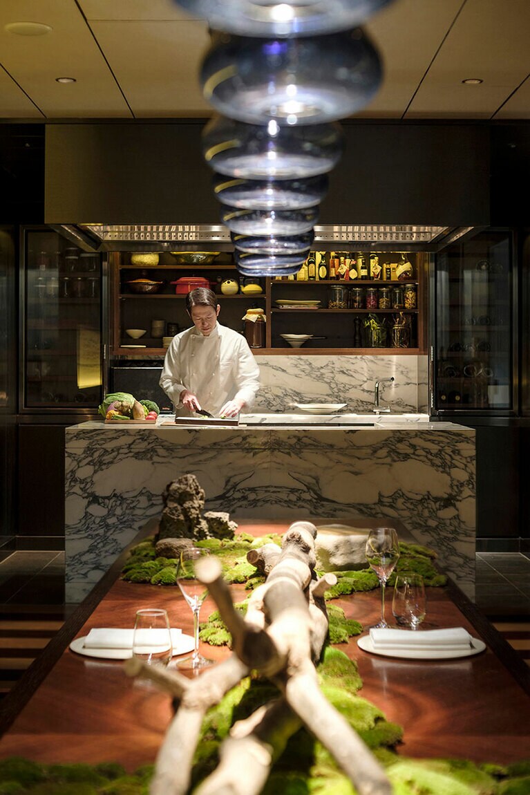 歴史あるホテルの敷地の石や苔、庭で伐採した枝などを使い、専属庭師とシェフが話し合いながらテーブルを完成。料理も設いも自然を無駄にしない。撮影＝橋本篤