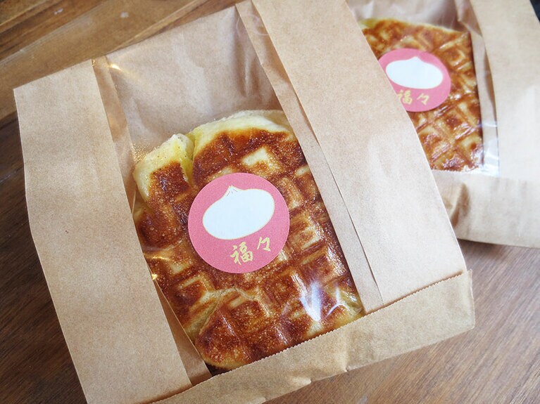 テイクアウトの包装。できたてをほおばるのも楽しい。
