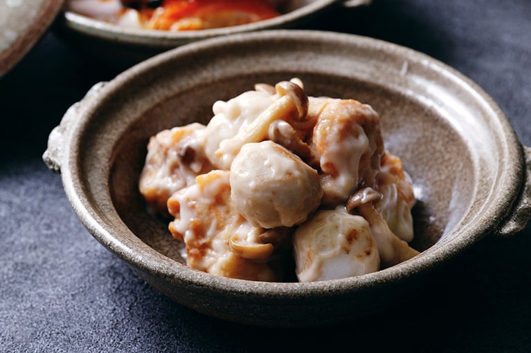 「鶏肉とサトイモのココナッツミルク煮込み」4,000円。