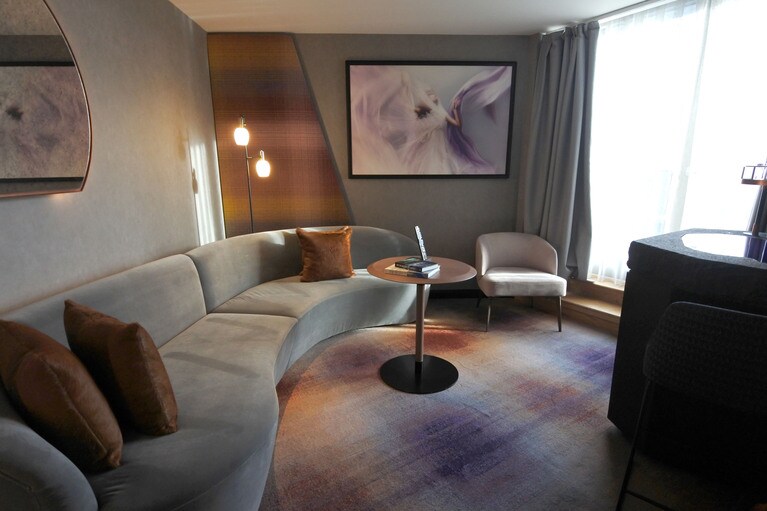 ゆったりとしたオープンリビングのクール・コーナー・スイート。