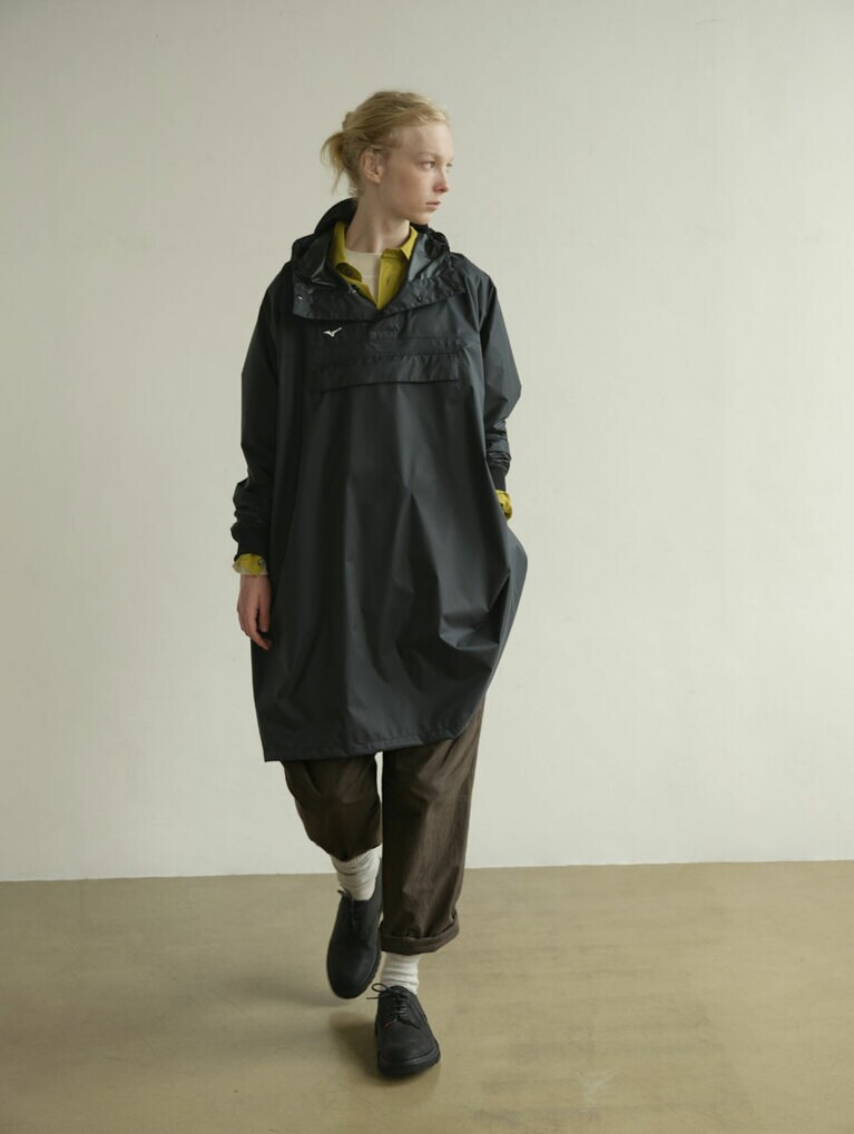 POLYESTER POPLIN PONCHO ユニセックス Coulor:black 46,200円(税込み)。