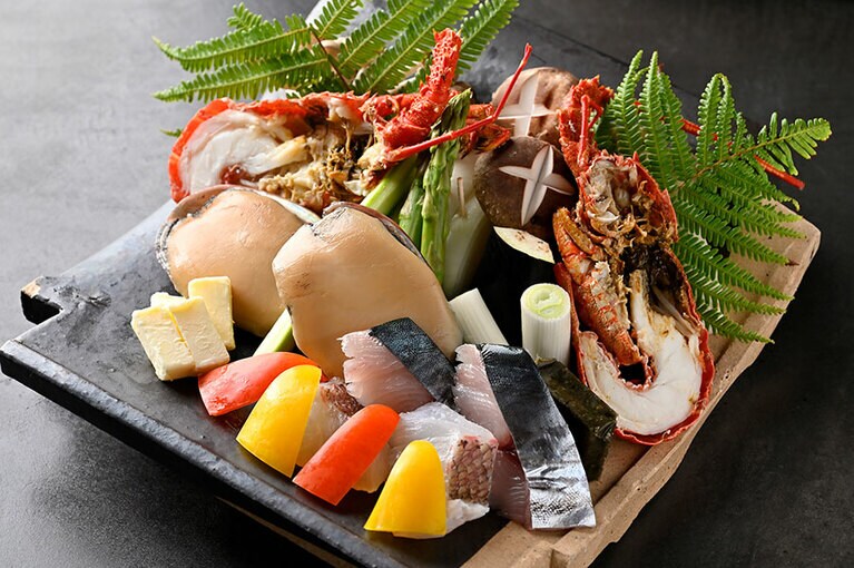 「海鮮炭火会席」で提供される名物「瓦宝楽焼」。