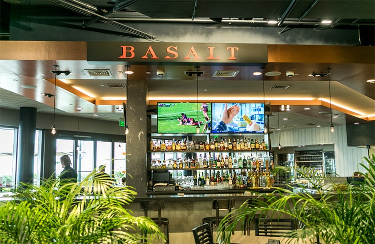 ローカル食材を生かした見目麗しいメニューが自慢の店。