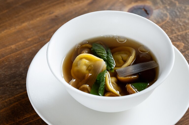 6品目の「ラビオリコンソメ」。つるんとしてコシのあるラビオリの生地には阿賀野市「五頭山麓ひよころ鶏園」の放し飼いで育てた卵を使用。