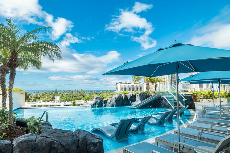 中心街にいながら、優雅なリゾート気分を満喫できるインフィニティプール。