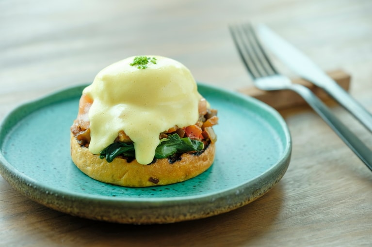 シグネチャーは「リヴィエラ・エッグベネディクト」4,200円、前菜ブッフェ、飲み物付きの場合7,500円。