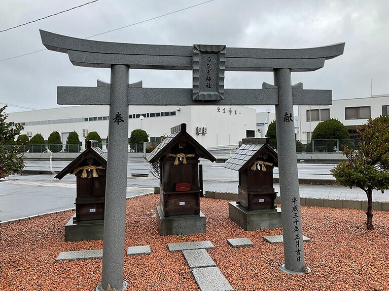 店の敷地内にたたずむ「うなぎ神社」。