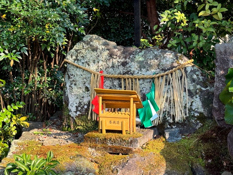 「鬼八の森」にある鬼八塚。