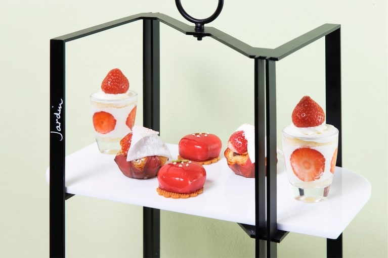 ティースタンド上段、「苺大福のデニッシュ」「苺とホワイトチョコレートのムース」「ストロベリーショートケーキ」のイメージ。ドリンクセレクションには、紅茶や日本茶、フレーバーティーまで10種、コーヒーも5種が用意され、フリーフローで好きなだけ楽しめる。この時季だけのフレーバーティーも。