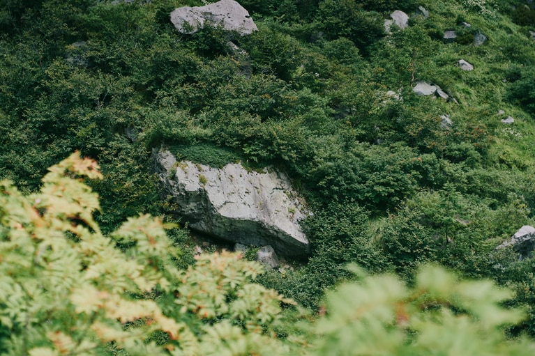 地球の原初を思わせる亀裂や荒々しい岩稜が。火山地形ならではの景色が堪能できる。