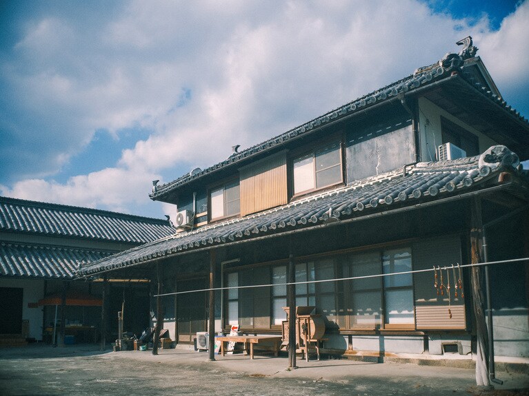 のどかな集落に建つ瓦屋根の立派な建物には、かつて大家族が暮らしていた。（写真提供：まるとしかく）