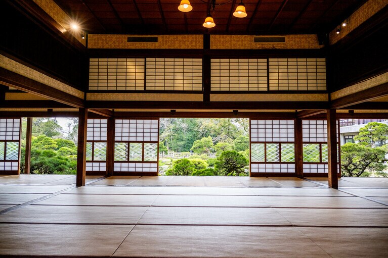 1910年に建造した和風建築内で。100畳の大広間でのびのびとくつろぎ庭を眺める。