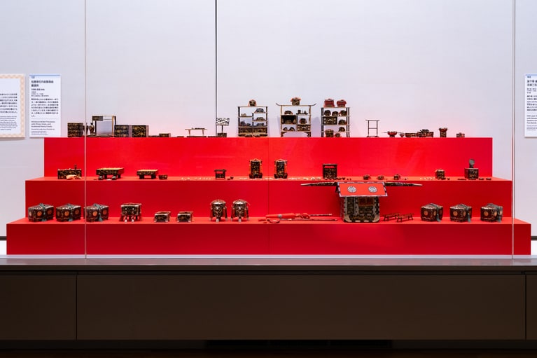 特別展「江戸☆大奥」会場写真。松唐草牡丹紋散蒔絵雛道具　天璋院（篤姫）所用 江戸時代 18～19 世紀 東京･公益財団法人 德川記念財団蔵