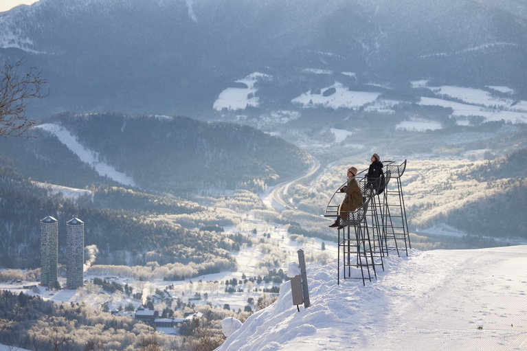 積雪のぶん夏より低く見える「Cloud Bar」。とはいえ実際座るとなかなかの高さ！