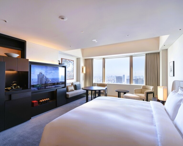 「デラックス キング」。窓の向こうに富士山を望みながら、新たな空間の心地よさを満喫。