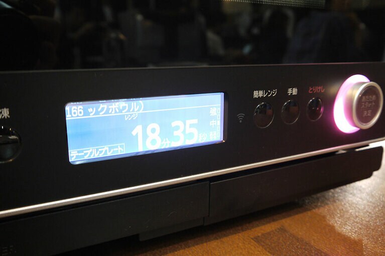 加熱中は、ダイヤル周りのLEDがピンク色に変化し、液晶画面には調理時間が表示されます。