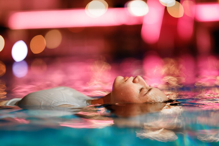 冷たすぎない水温のプールでリラックス。