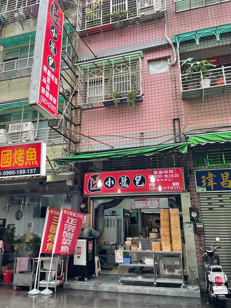 朝早くから湯気をモクモク出しながら、たくさんの小籠包を蒸しています。市場に買い物に来た人たちも、こぞってここに買いに来ます。