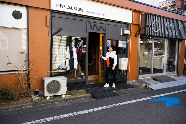 駅から徒歩5分ほど、静かな住宅街の中にある「PHYSICAL STORE」。蓮見さんは「どんな音楽が置いているか楽しみ」と入る前から期待に胸を躍らせる。