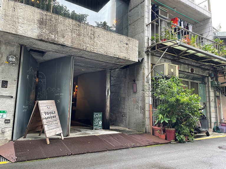 コンクリート造りの建物が住宅街の中で際立っています。