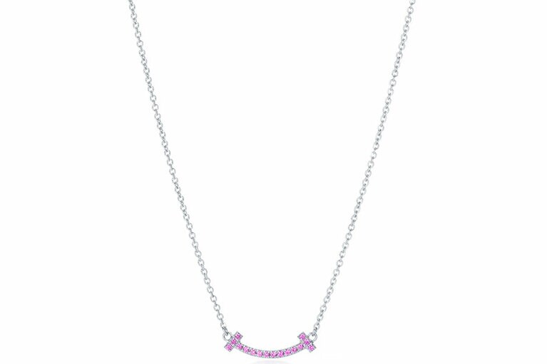 「ティファニー T スマイル ミニ ペンダント」 104,000円。18Kホワイトゴールド、ピンクサファイヤ。