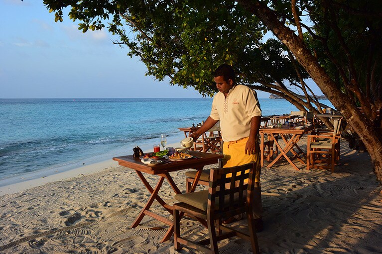 ビーチでシャンパン・ブレックファスト。エアコンの効いた屋内スペースもあります。