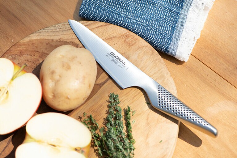 日本有数の金物産地である新潟・燕三条で生まれた「グローバル」のオールステンレス包丁。なかでもGS-3(ペティーナイフ13cm)は果物や野菜の皮むきなど小回りが利き、コンパクトで持ち運びしやすいとアウトドアシーンでも人気だ。7,700円。