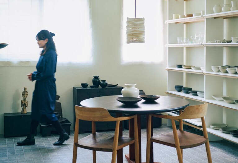 中央上はヌリさんが韓紙でつくったランプ（非売品）。