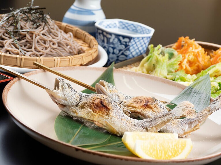 雪国の宿 高半［新潟／越後湯沢温泉］いわなとそば。