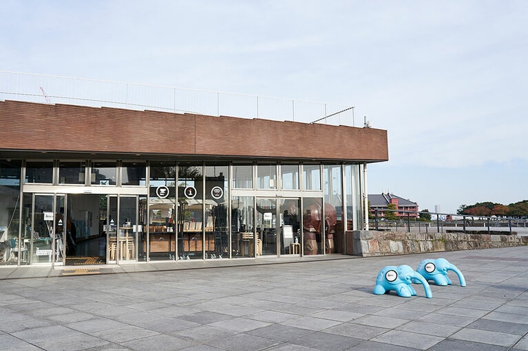 象のパーク内に点在する15の青い象「ペリコ」は「ペリー」の子どもたち。車両進入禁止のパイロンの代わりとして提案された作品なのだそう。