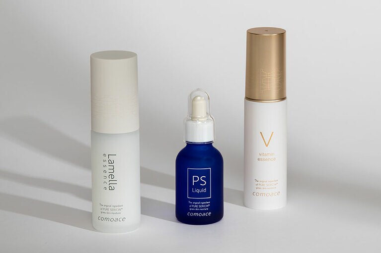 コモエースシリーズの美容液。左から：ラメラエッセンス5,500円、PSリキッド8,800円、ピュアセリV エッセンス13,200円。詳しくはウェブサイトで。