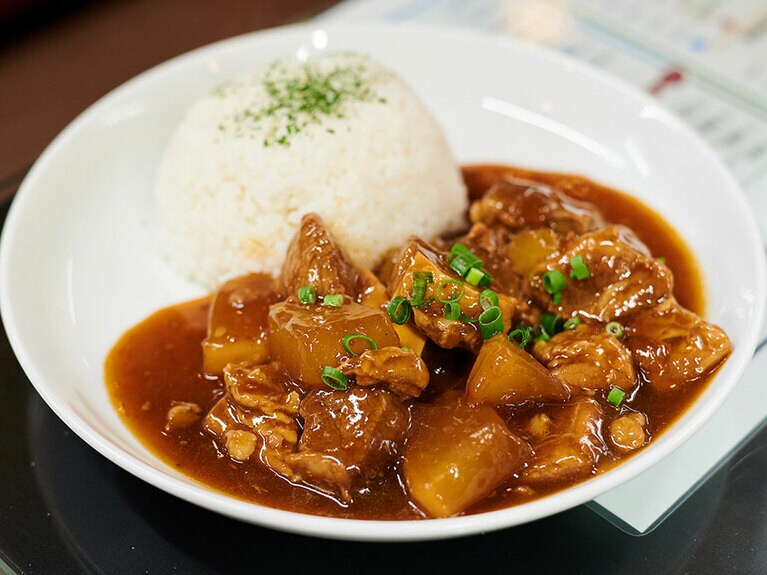 トロトロに煮込まれた牛バラと大根は本場の「茶餐廳」でも定番のメニューなのだそう。