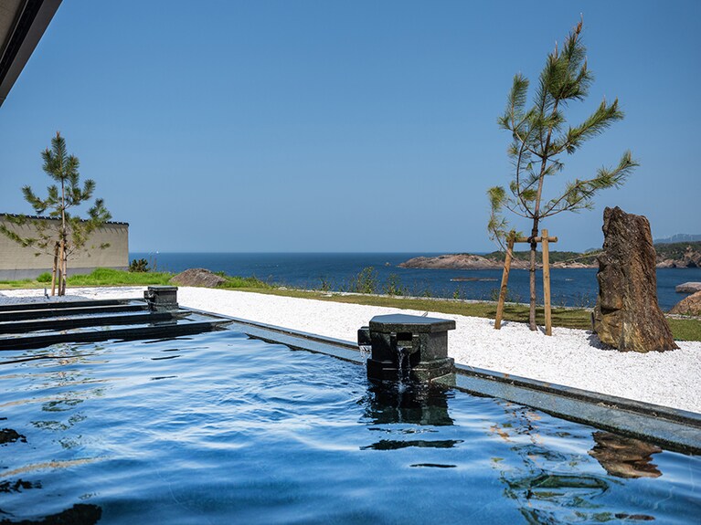 「日が沈む聖地出雲」として日本遺産に認定され、奥深い祈りの文化が守り継がれる日御碕に誕生した最新旅館。大浴場の露天風呂からは、出雲松島の絶景を堪能できます。