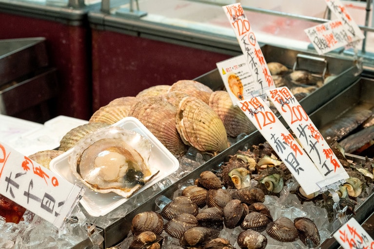貝類も豊富に並ぶ。