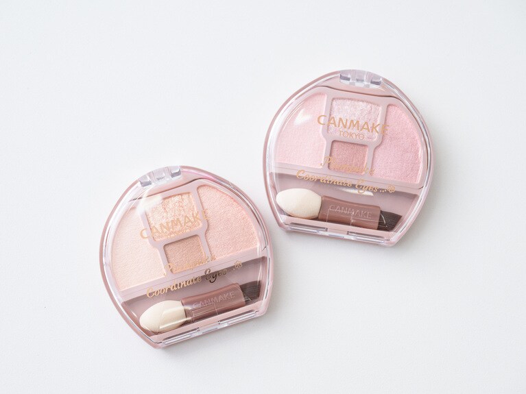 涙袋用に、マット、パール、ラメの3色、涙袋の影を作るための1色の計4色がセットされたアイシャドウパレット。その日の気分や好みに合わせて涙袋を作れる。中央下段の“血色影カラー”が、暗くせずに涙袋を強調できる色として大好評。写真左から、01アプリコットプランぷく、02サクラプランぷく キャンメイク プランぷくコーデアイズ 全5色（うち限定2色） 各792円／井田ラボラトリーズ