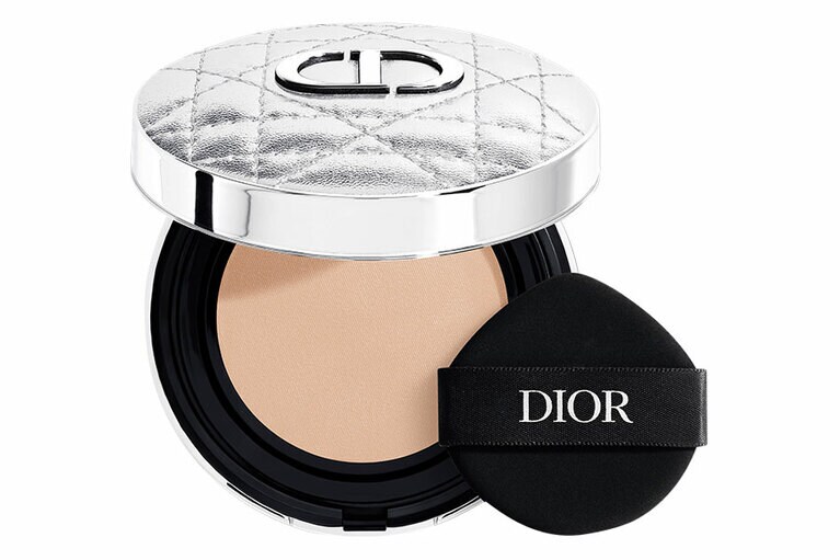 美容成分をたっぷり配合し、みずみずしい肌に。ディオールスキン フォーエヴァー イドラ グロウ クッション 00.5N SPF 50・PA+++ 6,710円（モデル使用色）、同クッションケース シルバーカナージュ 3,630円／ともにパルファン・クリスチャン・ディオール