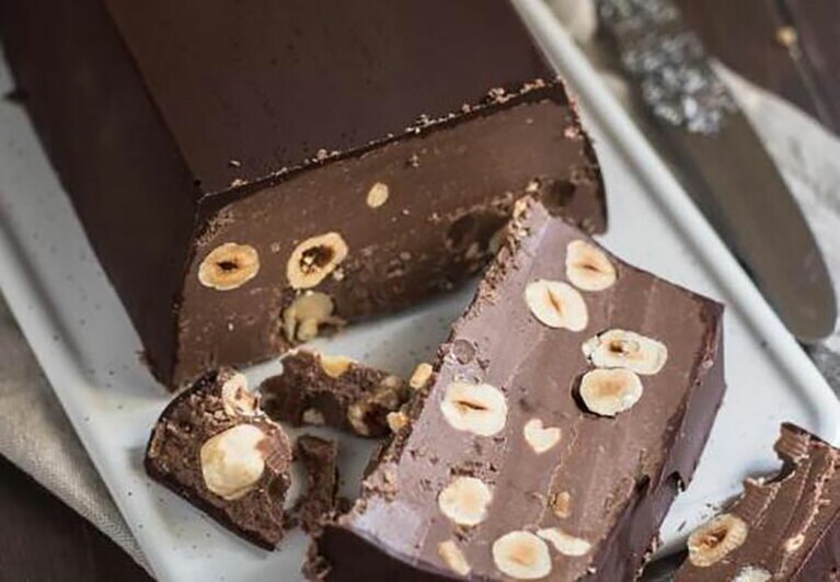 ナポリ地方の「死者のトローネ」。チョコレートの棺桶に、骨に見立てたヘーゼルナッツがぎっしり。間違いなく美味しそうですが怖い。