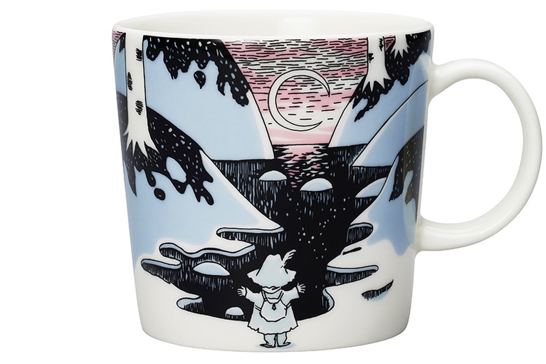 表面は、旅を終えてムーミン谷に帰ってきたスナフキンの姿が描かれている。