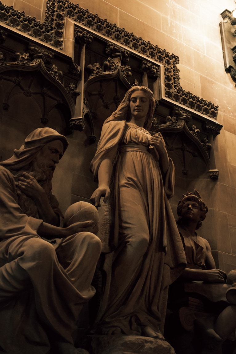 マンチェスター大学が運営する教会のような聖なる図書館。